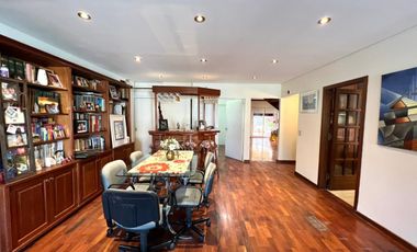 Casa en venta con jardín, pileta y quincho, en San Isidro