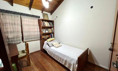 Casa en venta con jardín, pileta y quincho, en San Isidro