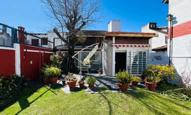 Casa en venta con jardín, pileta y quincho, en San Isidro