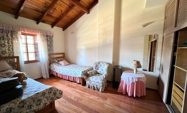 Casa en venta con jardín, pileta y quincho, en San Isidro