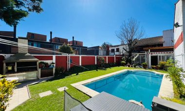 Casa en venta con jardín, pileta y quincho, en San Isidro