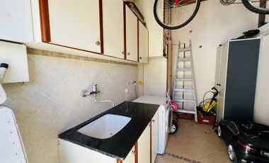 Casa en venta con jardín, pileta y quincho, en San Isidro