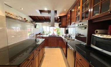 Casa en venta con jardín, pileta y quincho, en San Isidro