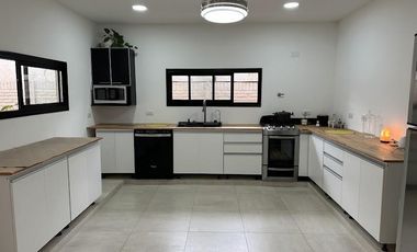 Casa 4 ambientes en Quilmes Oeste, en una sola planta sobre lote 15x45