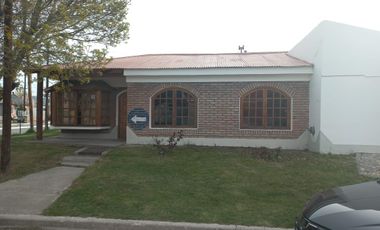 Casa venta en Los Antiguos 3 dormitorios 2 baños con patio cochera