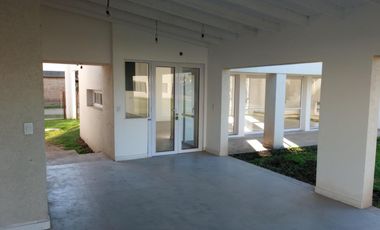 Casa en venta - 3 Dormitorios 3 Baños - Cochera - 314Mts2 - Carmen de Areco