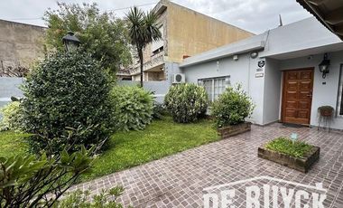 Casa con quincho en barrio San Emilio