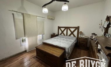 Casa con quincho en barrio San Emilio