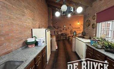 Casa con quincho en barrio San Emilio