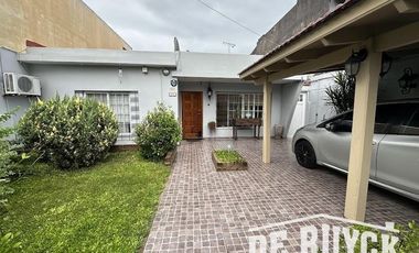 Casa con quincho en barrio San Emilio