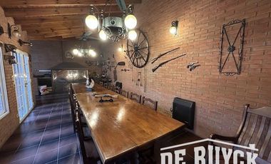 Casa con quincho en barrio San Emilio