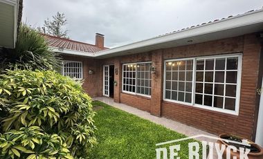 Casa con quincho en barrio San Emilio