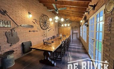 Casa con quincho en barrio San Emilio