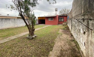 Casa en  Beltrán dos dormitorios cochera pasante y patio verde