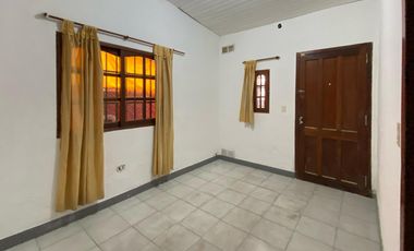 Casa en  Beltrán dos dormitorios cochera pasante y patio verde