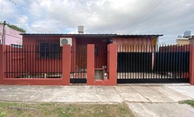 Casa en  Beltrán dos dormitorios cochera pasante y patio verde