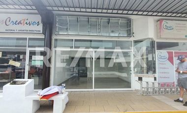 LOCAL COMERCIAL EN PLANTA BAJA CERCA DE LA UVM EN JURIQUILLA. - (3)