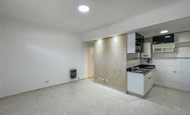 Casa al frente 2 dormitorios con patio y cochera en Echesortu