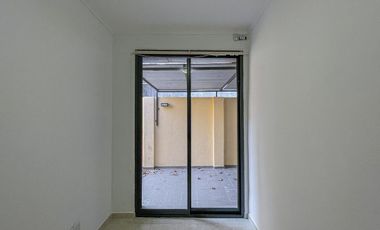 Casa al frente 2 dormitorios con patio y cochera en Echesortu