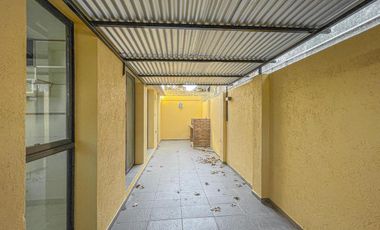 Casa al frente 2 dormitorios con patio y cochera en Echesortu