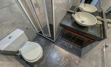 Casa al frente 2 dormitorios con patio y cochera en Echesortu