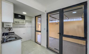 Casa al frente 2 dormitorios con patio y cochera en Echesortu