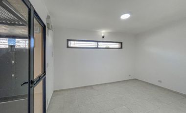 Casa al frente 2 dormitorios con patio y cochera en Echesortu