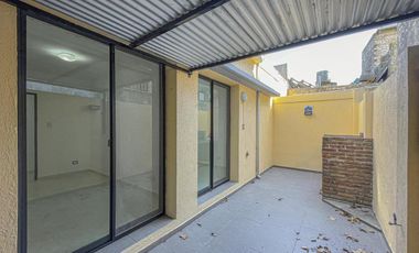 Casa al frente 2 dormitorios con patio y cochera en Echesortu