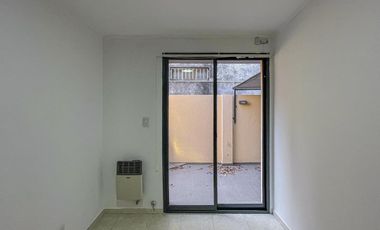 Casa al frente 2 dormitorios con patio y cochera en Echesortu