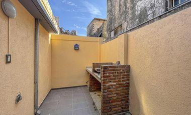 Casa al frente 2 dormitorios con patio y cochera en Echesortu