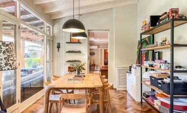 Casa en Venta en Martinez de Libertador al Rio, con gran jardín y pileta orientada al Este.