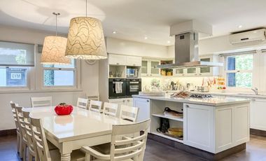 Casa en Venta en Martinez de Libertador al Rio, con gran jardín y pileta orientada al Este.