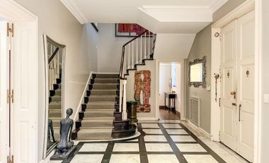 Casa en Venta en Martinez de Libertador al Rio, con gran jardín y pileta orientada al Este.