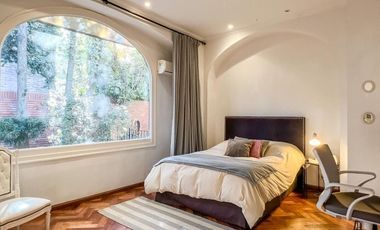 Casa en Venta en Martinez de Libertador al Rio, con gran jardín y pileta orientada al Este.