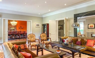 Casa en Venta en Martinez de Libertador al Rio, con gran jardín y pileta orientada al Este.