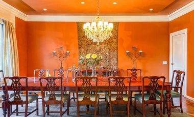 Casa en Venta en Martinez de Libertador al Rio, con gran jardín y pileta orientada al Este.