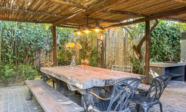 Casa en Venta en Martinez de Libertador al Rio, con gran jardín y pileta orientada al Este.