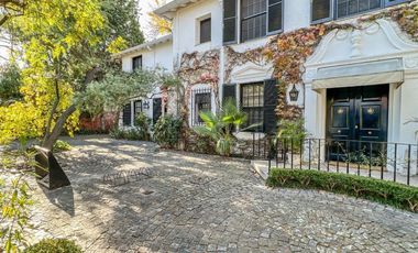 Casa en Venta en Martinez de Libertador al Rio, con gran jardín y pileta orientada al Este.