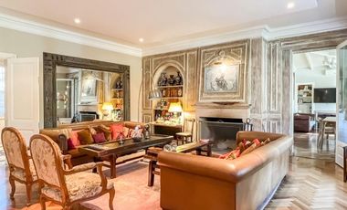 Casa en Venta en Martinez de Libertador al Rio, con gran jardín y pileta orientada al Este.