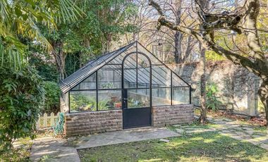 Casa en Venta en Martinez de Libertador al Rio, con gran jardín y pileta orientada al Este.