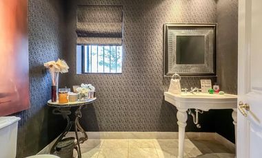 Casa en Venta en Martinez de Libertador al Rio, con gran jardín y pileta orientada al Este.