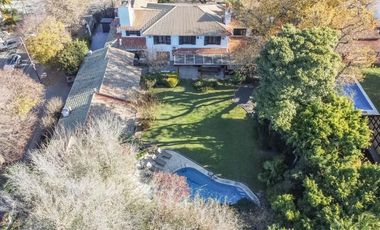 Casa en Venta en Martinez de Libertador al Rio, con gran jardín y pileta orientada al Este.