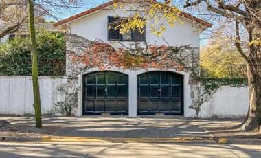 Casa en Venta en Martinez de Libertador al Rio, con gran jardín y pileta orientada al Este.