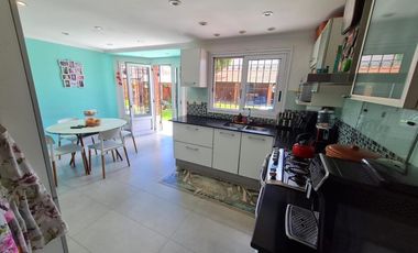 Casa en venta - 3 Dormitorios 4 Baños - Monte Grande