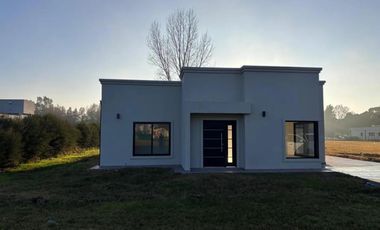 Casa en venta - 3 Dormitorios 2 Baños - La Plata