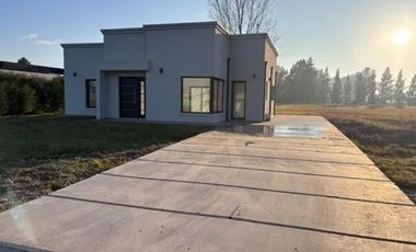 Casa en venta - 3 Dormitorios 2 Baños - La Plata