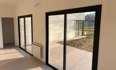 Casa en venta - 3 Dormitorios 2 Baños - La Plata