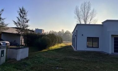 Casa en venta - 3 Dormitorios 2 Baños - La Plata