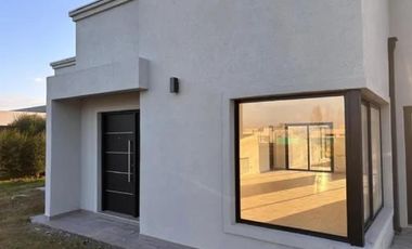 Casa en venta - 3 Dormitorios 2 Baños - La Plata