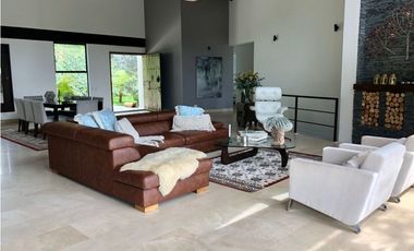 Espectacular Casa Campestre en el Alto de Las Palmas